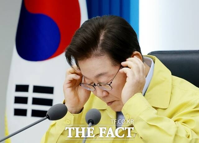 이재명 대통령이 지난 21일 서울 용산 대통령실 청사에서 열린 제8차 수석·보좌관 회의에서 안경을 바꿔쓰고 있다. /뉴시스