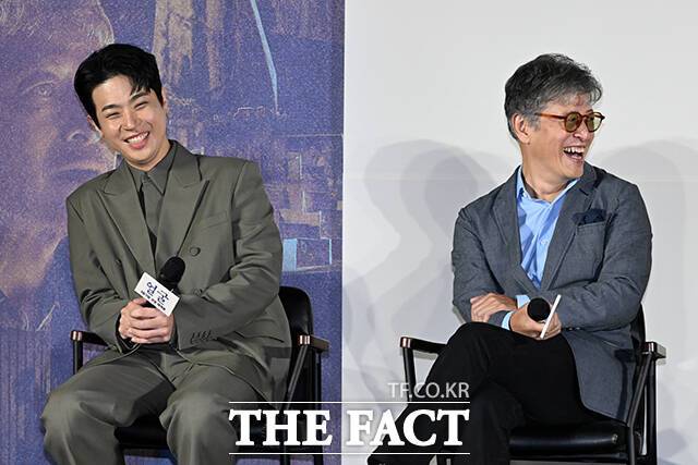 권해효(오른쪽)는 시각장애를 가졌지만 가장 아름다운 도장을 새기는 전각 장인 임영규로 분해 열연을 펼친다. /서예원 기자