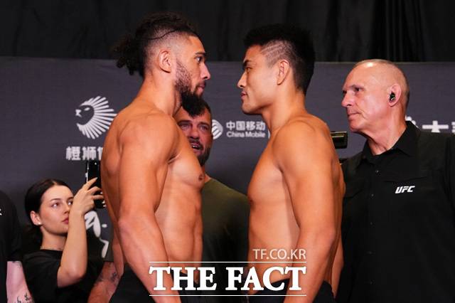 UFC 라이트헤비급 랭킹 14위 장밍양(우측, 19승 6패)은 23일 중국 상하이 상하이체육관에서 열리는 ‘UFC 파이트 나이트: 워커 vs 장밍양’ 메인 이벤트에서 조니 워커(33, 브라질·16승 1패)와 맞붙는다. /UFC