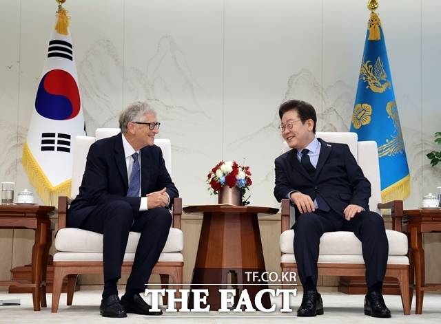 22일 업계에 따르면 한국수력원자력의 체코 원전 수주 논란이 두산에너빌리티의 원전 사업에 끼치는 영향은 크지 않을 것이라는 분석이 나온다. 이재명 대통령이 21일 오전 용산 대통령실에서 빌 게이츠 게이츠재단 이사장과 대화를 나누고 있다. /대통령실