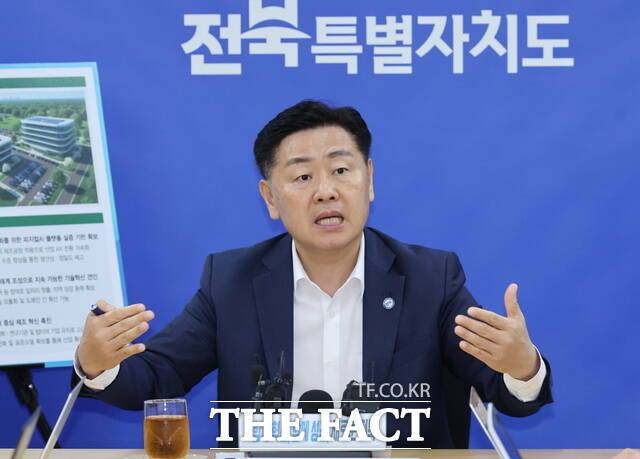 지난 20일 김관영 전북도지사가 전북도청 지방기자실에서 피지컬AI 실증·연구 기반 조성 사업의 예비타당성조사 면제 대상 의결과 관련해 브리핑을 하고 있다. /전북도