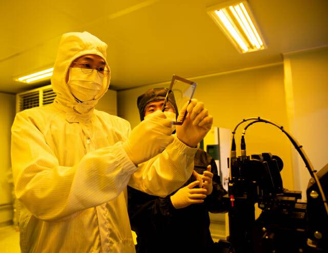내년 R&D 예산이 역대 최대로 편성됐다. 사진은 마스크 패턴 확인 모습.(사진=전기연)