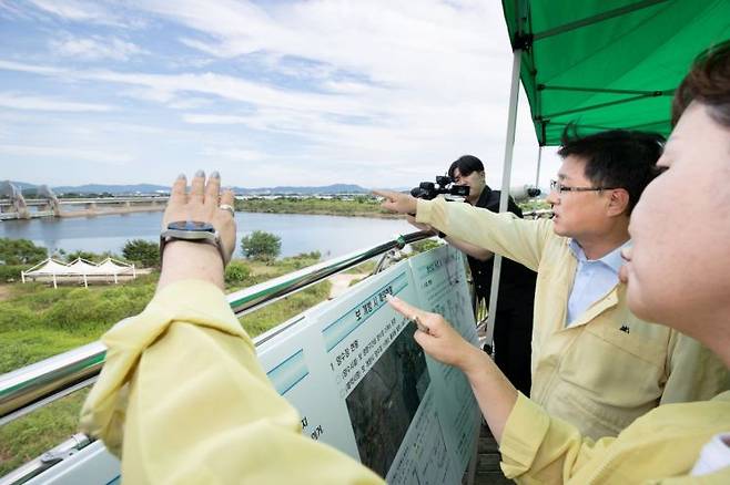 김성환 장관, 승촌보 현장점검    (서울=연합뉴스) 김성환 환경부 장관이 30일 광주 남구 승촌보에서 보 운영 현황을 점검하고 있다. 2025.7.30 [환경부 제공. 재판매 및 DB 금지]    photo@yna.co.kr(끝)＜저작권자(c) 연합뉴스, 무단 전재-재배포, AI 학습 및 활용 금지＞