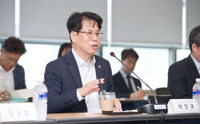 박인규 과학기술정보통신부 과학기술혁신본부장이 22일 오후 서울 종로구 광화문교보빌딩 국가과학기술자문회의 대회의실에서 '2025년 제6회 국가연구개발사업평가총괄위원회'를 주재하고 있다. 과학기술정보통신부 제공