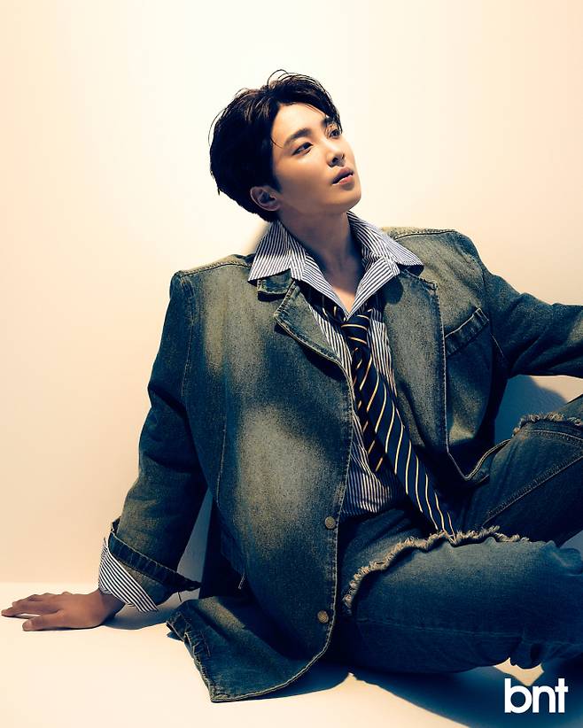 재킷, 진, 넥타이는 스타일리스트 개인소장품, 셔츠는 마크 곤잘레스 제품.