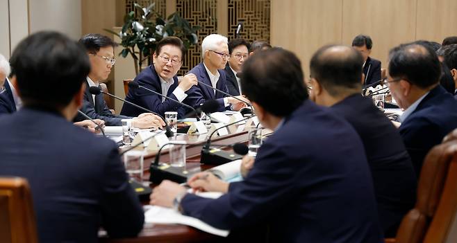 이재명 대통령이 22일 용산 대통령실에서 제1회 국가과학기술자문회의 전원회의를 하고 있다. /2025.8.22 대통령실통신사진기자단