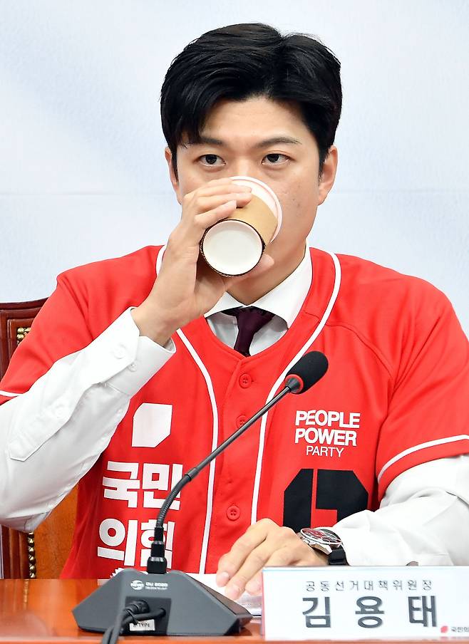 김용태 국민의힘 공동선거대책위원장이 지난 5월 19일 서울 영등포구 국회에서 열린 중앙선거대책위원회회의에서 커피를 마시고 있다. /남강호 기자