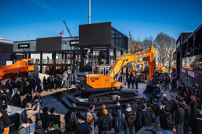 독일 뮌헨에서 열리는 세계 최대 건설기계 박람회인 ‘BAUMA 2025'에 차려진 HD현대인프라코어의 부스 전경. /HD현대인프라코어 제공