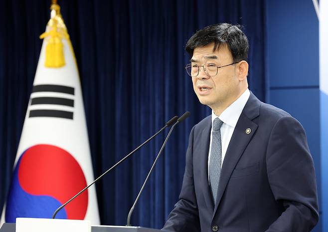 이상경 국토부 1차관이 21일 오후 서울 종로구 정부서울청사에서 외국인 토지거래허가구역 지정 관련 합동 브리핑을 하고 있다./뉴스1