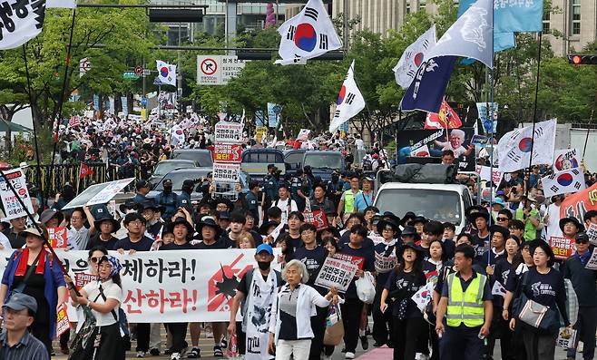진보 성향 단체 '촛불행동'이 지난 16일 서울 도심에서 개최한 집회 참가자들이 '한미연합군사훈련 중단' 손피켓을 들고 행진하고 있다. /뉴스1