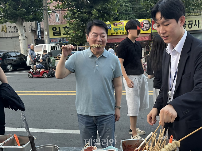 안철수 국민의힘 당대표 후보가 21일 대구 달성공원 새벽시장에 위치한 노점상에서 어묵을 시식하고 있다. ⓒ데일리안 오수진 기자