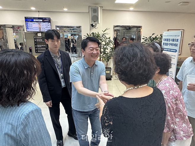 안철수 국민의힘 당대표 후보가 21일 대구 중구 노인복지관을 방문한 모습 ⓒ데일리안 오수진 기자