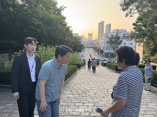 안철수 국민의힘 당대표 후보가 21일 대구 달성공원 새벽시장을 방문해 시민과 인사를 나누고 있다. ⓒ데일리안 오수진 기자