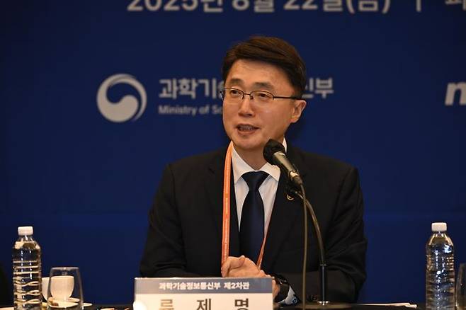 22일 부산 파라다이스호텔에서 열린 '국내 OTT·FAST 산업의 AI 혁신을 위한 현장 간담회'에서 류제명 과학기술정보통신부 제2차관이 발언하고 있다.ⓒ 과학기술정보통신부