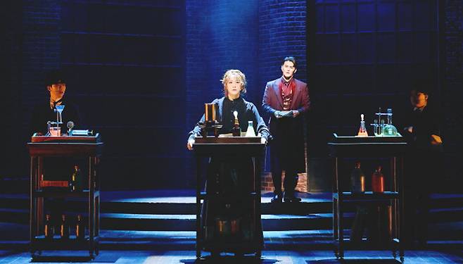 원소 라듐을 발견한 과학자 마리 퀴리의 일생을 조명한 뮤지컬 ‘마리 퀴리’. 라이브 제공