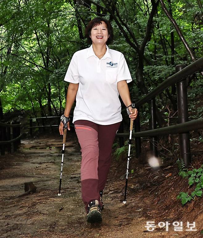 곽정순 씨가 서울 은평구 북한산 자락에서 노르딕워킹을 하고 있다. 2023년 성인병 위험군 진단을 받고 노르딕워킹을 시작한 곽 씨는 1년도 안 돼 체중 20㎏을 감량했다. 지금은 지도자로 노르딕워킹을 전파하고 있다. 양회성 기자 yohan@donga.com