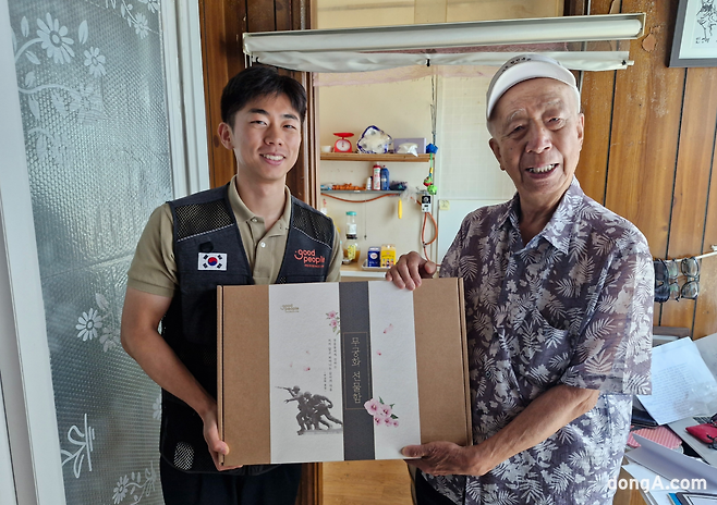 14살에 학도병으로 전쟁터에 나섰던 김영태 할아버지는 96세가 된 지금도 전쟁의 기억과 현재의 외로움 속에서 살아가고 있다. 부산 보훈병원과 굿피플 직원들의 도움으로 삶의 힘을 이어가고 있다. (사진=최강주 기자 gamja@donga.com)