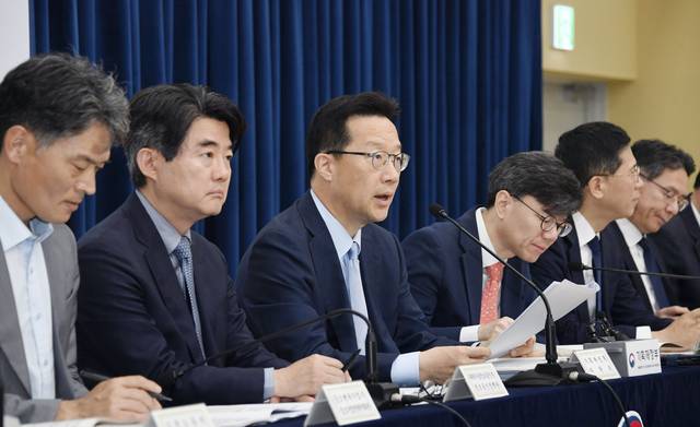 윤인대 기획재정부 차관보가 19일 정부세종청사 중앙동에서 열린 ‘새정부 경제성장전략 상세 브리핑’에서 주요내용을 발표하고 있다. [기획재정부 제공]