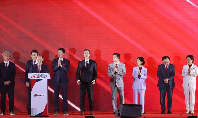 황우여 국민의힘 제6차 전당대회 선거관리위원장이 22일 충북 청주시 흥덕구 청주 오스코에서 열린 국민의힘 전대에서 최고위원 선거 결과를 발표하고 있다.<연합뉴스>