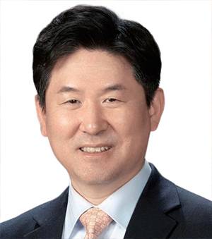 신재훈 리버스톤 자산운용 사장 - 서울대 경영학 학·석사, 미국 시카고대 MBA, 서강대 경영학 박사, ‘비욘드 스트래티지’ ‘야구 보는 CEO’ 저자