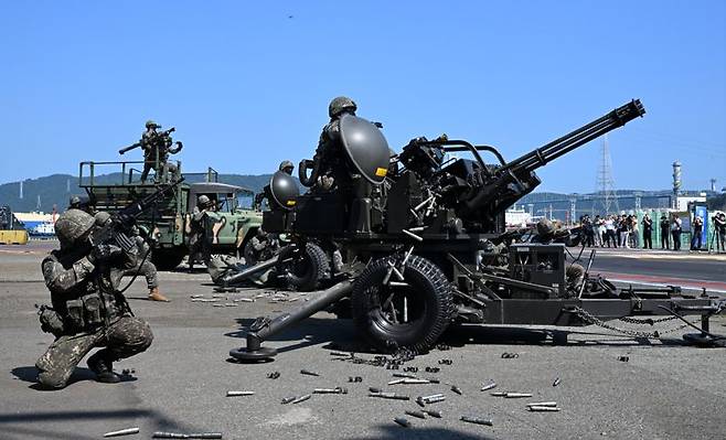 육군은 '25년 UFS/TIGER의 일환으로 20일, 울산항 5부두 일대에서 '울산항 통합방호훈련'을 실시했다. 이번 훈련은 민·관·군·경·소방 등 통합방위요소 간의 유기적인 협조체계 강화와 국가중요시설 방호능력 향상을 위해 계획되었다. 사진은 53사단 장병들이 20mm 발칸포를 활용해 군집드론 공격에 대응하는 모습. 육군 제공