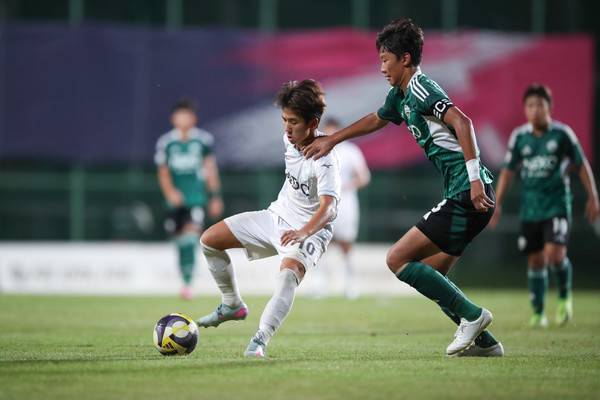 부산 김나다나엘진우(왼쪽)와 전북 곽지우(오른쪽). 한국프로축구연맹 제공