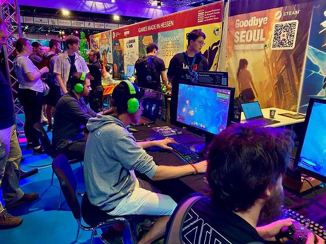 서구권 게이머들이 끊임없이 밀려들어왔다