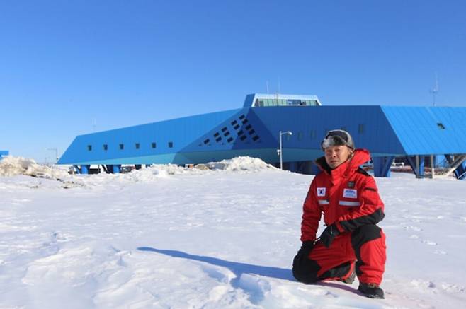 유규철 극지연구소 연구원이 2019년 장보고기지 월동대장을 지낼 당시 기지를 배경으로 찍은 사진. 본인 제공brbr