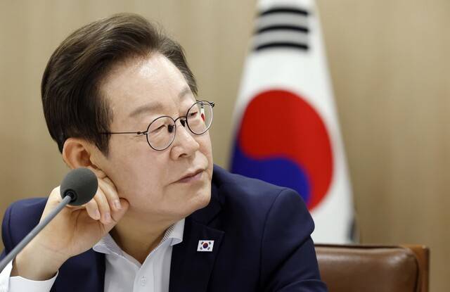 이재명 대통령이 22일 용산 대통령실에서 열린 제1회 국가과학기술자문회의 전원회의에서 참석자 발언을 듣고 있다. 연합뉴스