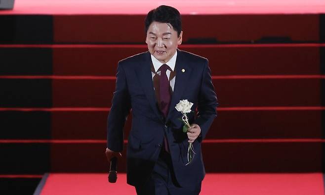 국민의힘 당 대표 선거에 출마한 안철수 후보가 22일 충북 청주시 흥덕구 청주오스코에서 열린 국민의힘 제6차 전당대회에서 비전 발표를 하기 위해 무대에 오르고 있다. 공동취재사진
