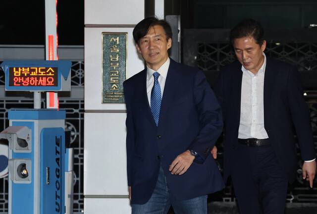 광복절 특사로 사면복권돼 풀려난 조국 전 조국혁신당 대표가 15일 자정 서울 구로구 서울남부교도소를 나서고 있다. 김태형 기자 xogud555@hani.co.kr