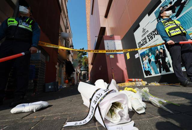 '이태원 참사'가 발생한 다음 날인 2022년 10월 30일 서울 용산구 이태원동 사고 현장 골목 앞에 희생자들을 추모하는 꽃다발이 놓여 있다. 연합뉴스