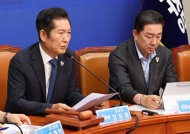 정청래 더불어민주당 대표가 22일 국회에서 열린 최고위원회의에서 발언하고 있다. 오른쪽은 김병기 원내대표. 연합뉴스