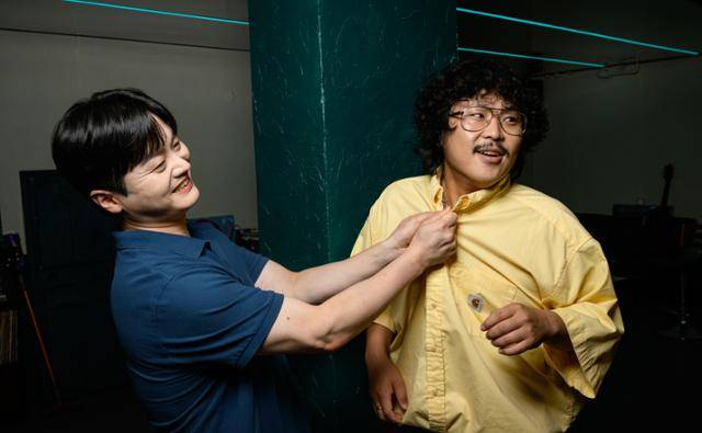 국민 위로송 '나는 반딧불'을 부른 황가람(왼쪽)과 이 곡을 작사, 작곡한 정중식. "요즘 순위가 내려갔어" "저 진짜 열심히 하고 있어요". 두 가수는 사진 촬영 때 격의 없이 농담을 주고받았다. 8일 서울 광진구 중곡동 소재 정중식의 작업실에서 황가람이 정중식의 멱살을 쥐며 사진 촬영을 하고 있다. 하상윤 기자