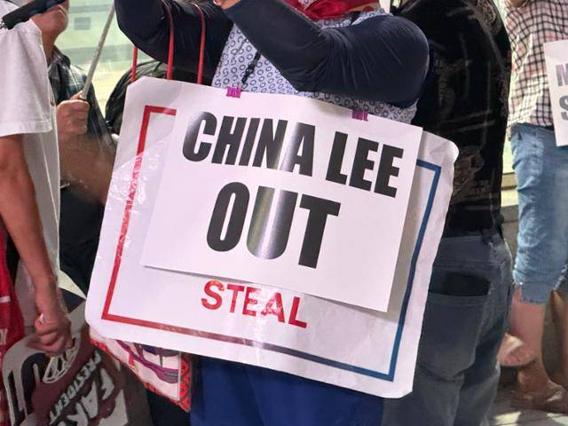 12일 서울 중구 명동에서 '부정선거 대선 무효 및 윤어게인 촉구 집회'의 한 참가자가 'China Lee Out'이라는 문구가 적힌 종이를 옷에 달고 있다. 권정현 기자