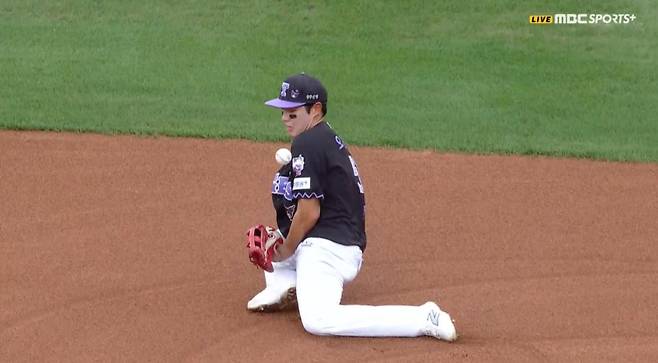 21일 광주 키움전 1회 송성문의 타구를 잡지 못하는 1루수 오선우. MBC스포츠플러스, 티빙 캡처