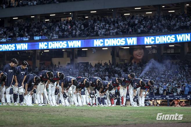 롯데 선수들이 22일 창원 NC전 패배 후 팬들에게 고개 숙여 인사하고 있다. 구단 제공
