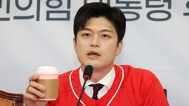 커피 들고 발언하는 김용태 비대위원장