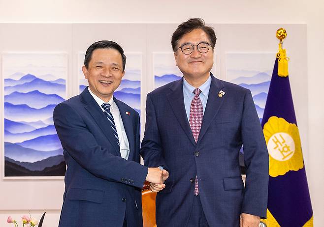 우원식 국회의장(오른쪽)이 지난 20일 국회에서 다이빙 주한중국대사를 면담하기 전 악수하고 있다. 2025.8.20 [사진=연합뉴스]