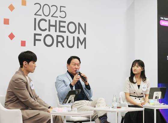최태원 SK그룹 회장(가운데)이 지난 20일 서울 SK서린사옥에서 열린 '이천포럼 2025' 폐막 세션에서 구성원들과 질의응답 시간을 갖고 있다. SK 제공