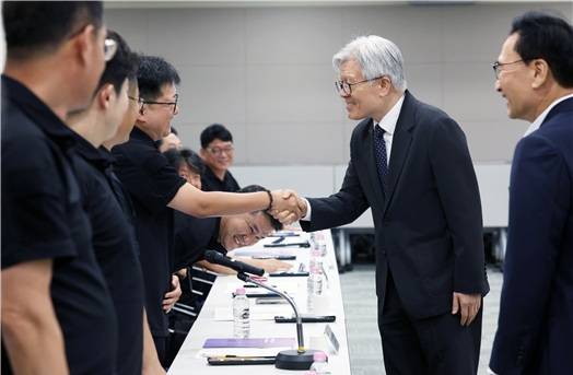 최동석 인사혁신처장이 21일 세종시 정부세종청사에서 열린 '2023 행정부교섭' 단체협약 체결식에서 교섭위원들과 인사를 하고 있다. [사진 인사혁신처]