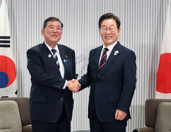 이재명 대통령이 17일(현지시간) 캐나다 앨버타주 카나나스키스 주요 7개국(G7) 정상회의장에서 열린 한일 정상회담에서 밝게 웃으며 악수를 하고 있다. [대통령실사진기자단] 2025.6.18