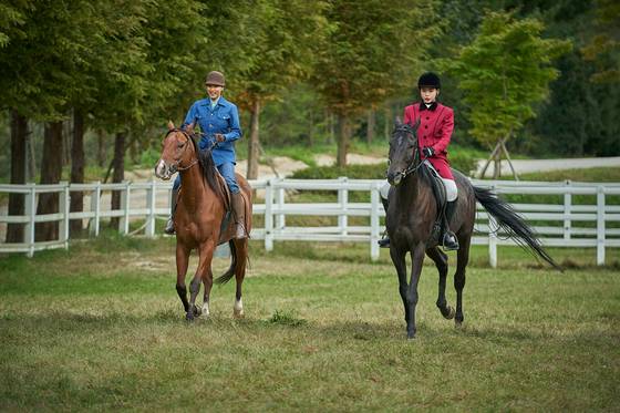 함께 말을 타는 주애와 희란. 사진 넷플릭스