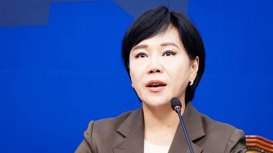 전현희 더불어민주당 최고위원이 28일 서울 여의도 국회에서 열린 최고위원회의에서 모두 발언을 하고 있다. 뉴스1