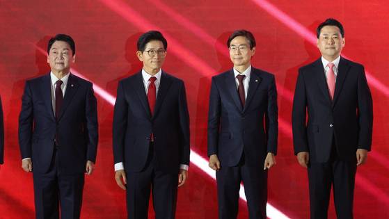 국민의힘 당대표 선거에 출마한 안철수, 김문수, 조경태, 장동혁 후보가 22일 충북 청주시 청주오스코에서 열린 국민의힘 제6차 전당대회에서 단체 사진 촬영을 하고 있다. 전민규 기자