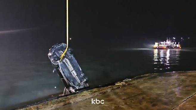 ▲ 목포해경이 지난 6월 진도군 진도항에서 일가족 4명이 탑승했던 차량을 인양하고 있다.