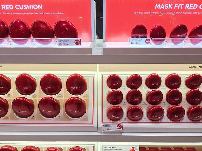 지난 12일 서울 중구 소재의 한 뷰티 매장에 정규 사이즈 제품 옆에 미니 사이즈 제품이 진열돼있다./사진=박수림 기자