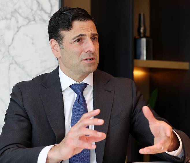 히스 타버트 서클 사장이 21일 서울 명동 르메르디앙호텔에서 한국경제신문과 인터뷰하고 있다. 최혁 기자