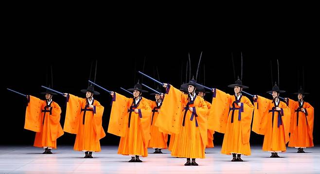 21일 오후 서울 종로구 세종문화회관 대극장에서 열린 서울시무용단 '일무' 프레스콜에서 무용수들이 공연을 선보이고 있다./사진=연합뉴스