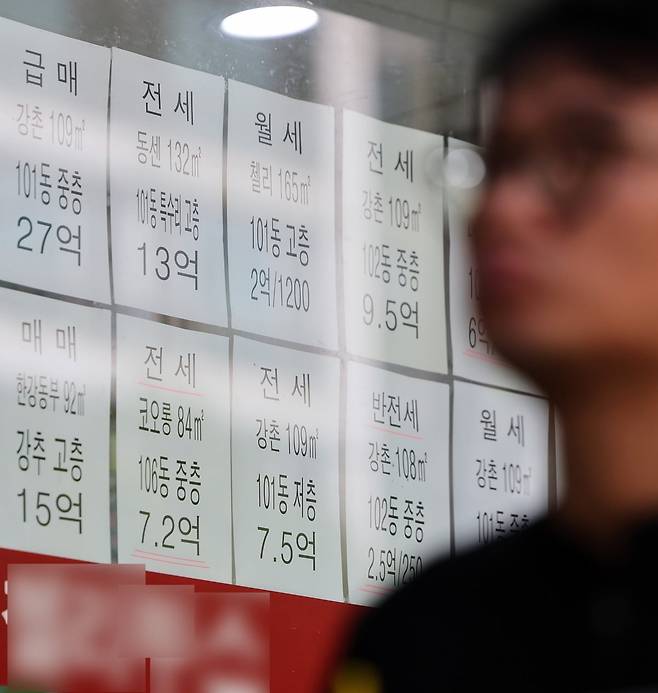 부동산 공인중개업소에 임대차 물건 정보가 게재돼 있다. 사진=뉴스1